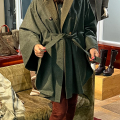 Cape Franziska in Grün aus Loden, Vorderansicht am Model, Damen